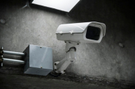 gallery/closeup-de-camera-cctv-parede_53876-33830
